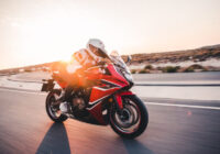 高速道路を走る赤いバイク